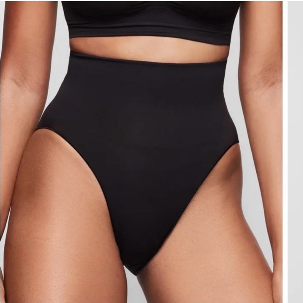 SKIMS sculpting Briefs NWOT size s/m